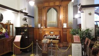 メルヘン交差点角に小樽オルゴール堂本館があり、２号館は堺町通り沿いにあります。