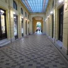 オクタゴンに続く通路周囲にはお洒落な店が一杯でした