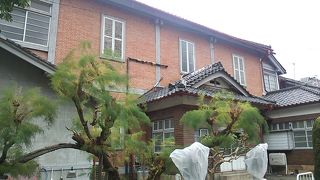 正面入ってすぐ左手にありますが…