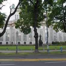 クロアチア植物園の道路向かいにあるクロアチア国立公文書館