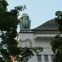 建物上部コーナに知恵を象徴する梟像がありました