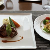 メインのあか牛ステーキと季節のサラダ