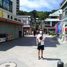 江の島に上陸して江の島の商店街風景