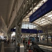 駅の構内にスーパーやベーカリーもあります