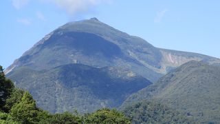 知床国立公園に指定された知床半島にある火山群の主峰及び最高峰で海抜１６６１ｍの山です。