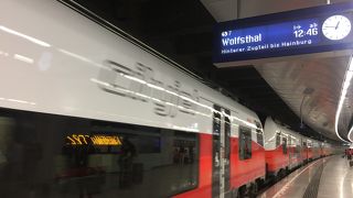 空港行きの電車が出ています