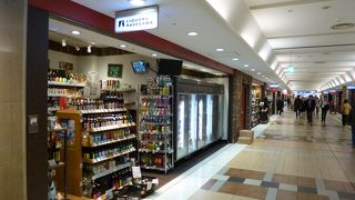 試飲しているお客さんの姿も