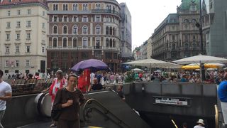 ウィーンのど真ん中、シュテファン大聖堂前に出られます