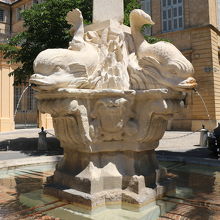 「四頭のイルカの噴水」