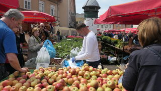 新鮮な果物、野菜、花などが一杯の青果市場