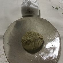 すやの栗きんとん・こちらの方は栗片を残しています。