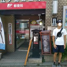 江の島郵便局の黒塗りのポストと記念撮影