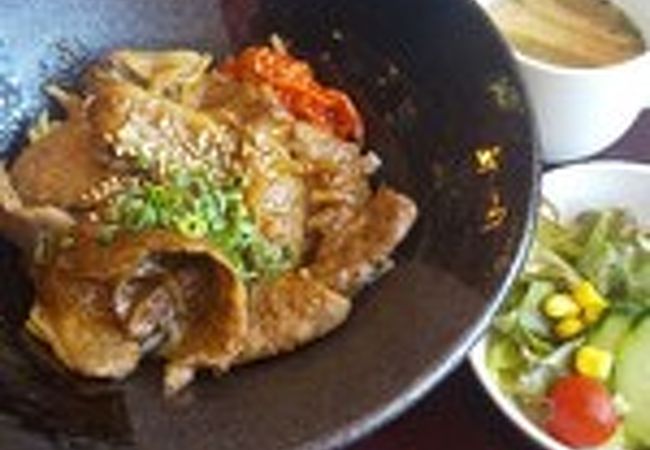 商店街の焼肉屋で食べる焼肉丼