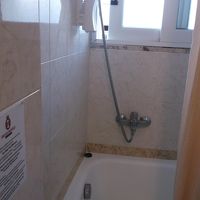 小さな浴槽のあるバスルーム。シャワーを使いこなすには工夫が！