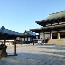 まだ人のいない境内