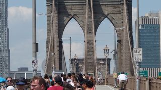 Brooklyn 側からManhattan に歩くのが，眺めが良くてオススメです。