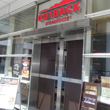 店内は広いです