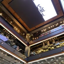 疲れたおっさんたちが午前中から座っている。