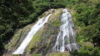 駐車場から歩いてすぐ、気軽に行ける雄大な滝です
