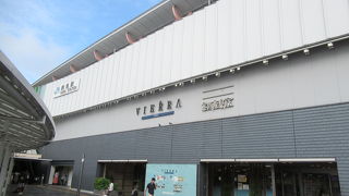 広いスーパーマーケット