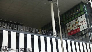 幅広いお店が入ってて電車の待ち時間の食事などに便利なエキナカ
