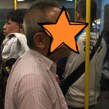 スーツケースよりも、沿線通勤通学者が目立ちます