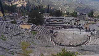 大きな岩山に抱かれた遺跡