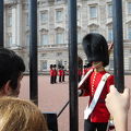 狙い目の曜日と時間を把握して、目の前で宮殿内の衛兵交代式を見よう