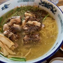 洗面器ほどのデカイ丼にたっぷりのラーメンと牛テール