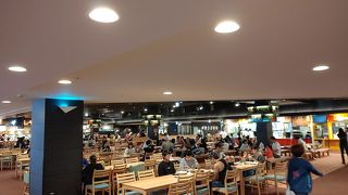 高速利用者以外もたくさんいて混雑