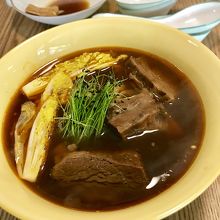 紅焼牛肉麺。小皿で供されるスパイスでパンチのあるお味。