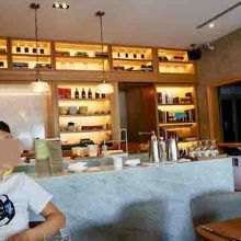 カフェのようなおしゃれな店内