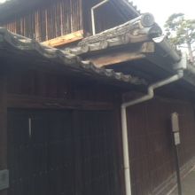 街道沿いの歴史を感じる建物です。