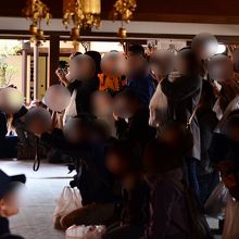 悟りの窓、迷いの窓の前は人だかり