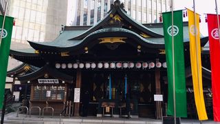 ビルの谷間に突然現れます