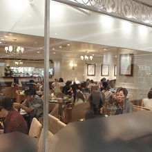 店内はいつも混んでます