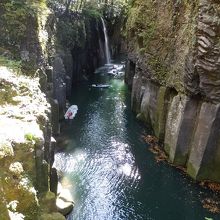 滝のところに溜まるボート