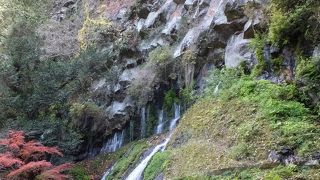 岩から水が染み出して滝になる