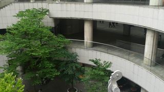 新国立劇場横の巨大オフィスビル