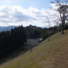 本当の国見ヶ丘からにせの国見ヶ丘を望む。