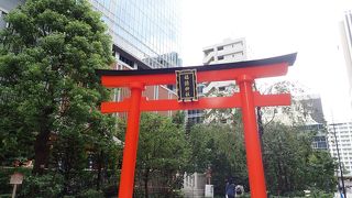 都心にポツンとある神社です。