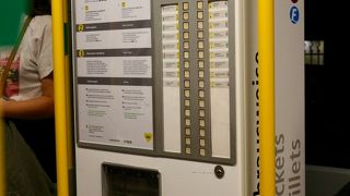 券売機は車内にあるもののコインのみ