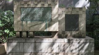 照り返しで碑文が読めない