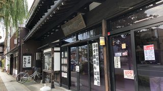 何種類ものあんぱんやカレーパンがそろう