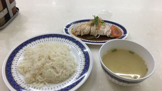 ラッキープラザにあるチキンライス屋さん