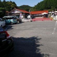 お祭りの駐車場と売店