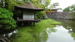 お城の麓の日本庭園