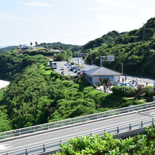 正面が公園と駐車場