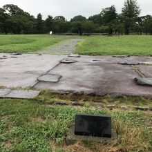 手前南大門跡、後方政庁跡