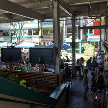 少し下に降りて行く作りの店内